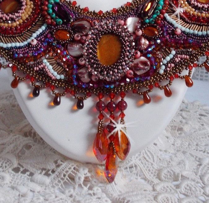Collier Plastron Topaz Haute-Couture avec des pierres semi-pr&eacute;cieuses et diff&eacute;rentes perles