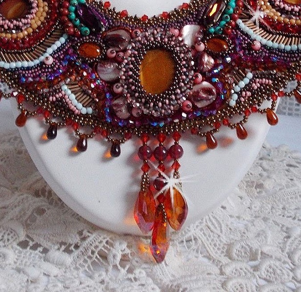 Collier Plastron Topaz Haute-Couture avec des pierres semi-pr&eacute;cieuses et diff&eacute;rentes perles