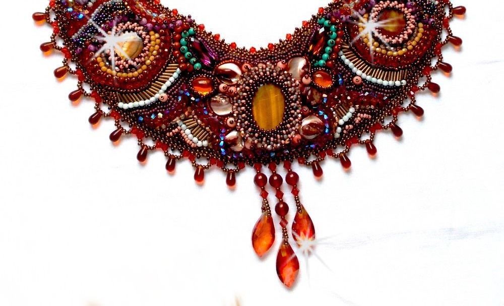 Collier Plastron Topaz Haute-Couture avec des pierres semi-pr&eacute;cieuses et diff&eacute;rentes perles