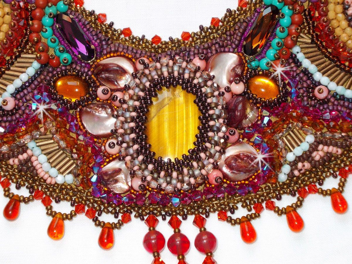 Collier Plastron Topaz Haute-Couture avec des pierres semi-pr&eacute;cieuses et diff&eacute;rentes perles