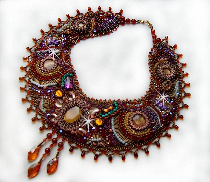 Collier Plastron Topaz Haute-Couture avec des pierres semi-pr&eacute;cieuses et diff&eacute;rentes perles