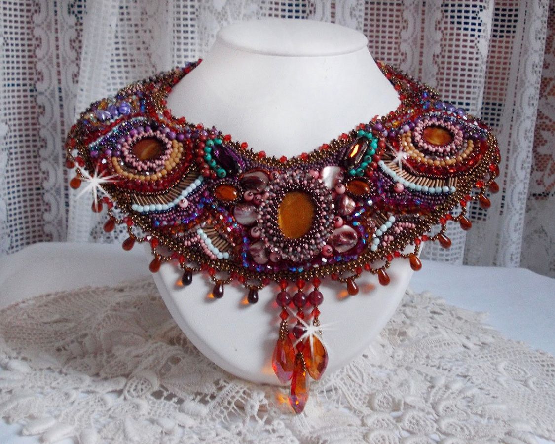 Collier Plastron Topaz Haute-Couture avec des pierres semi-pr&eacute;cieuses et diff&eacute;rentes perles