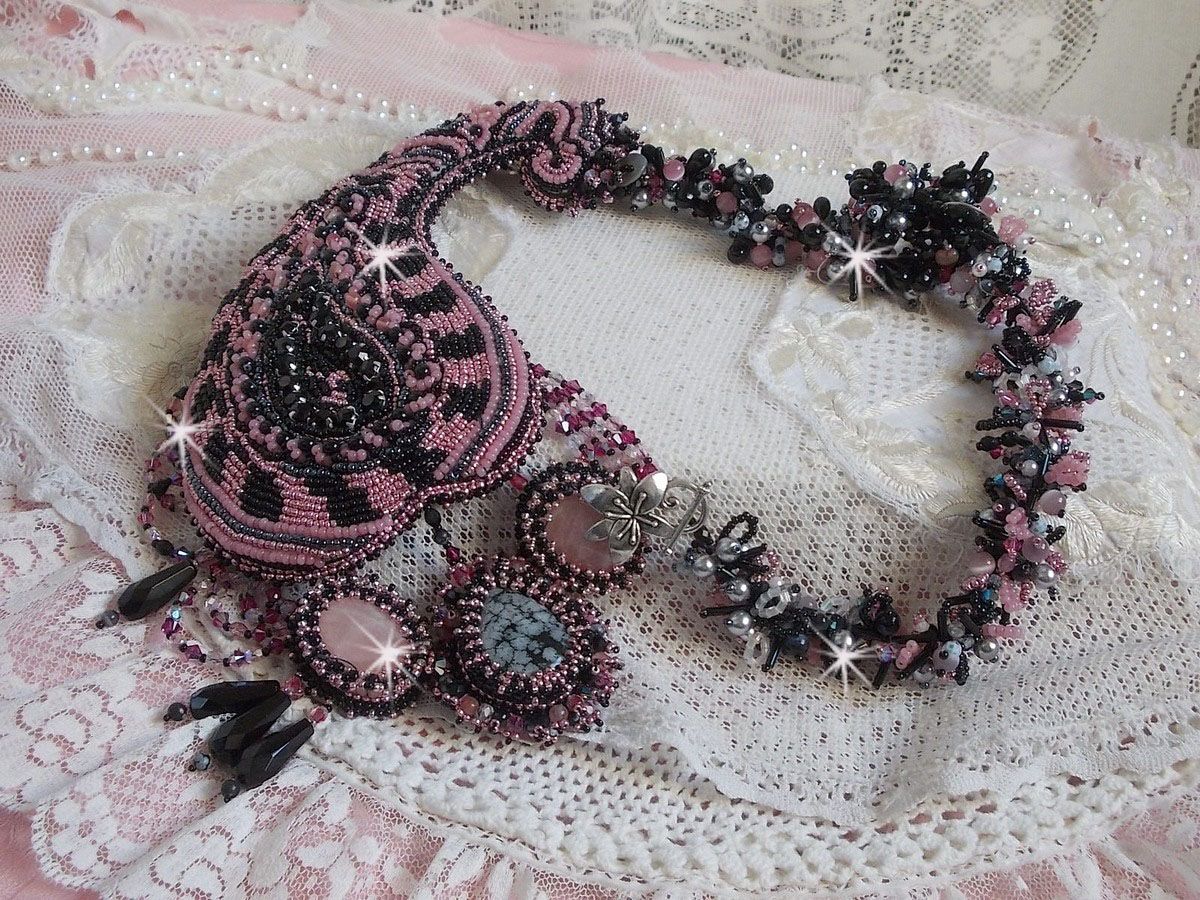 Plastrron Ville d'un Soir Noir et Rose, un reflet de lumi&egrave;re brod&eacute; avec des Quartz et des Cristaux de Swarovski