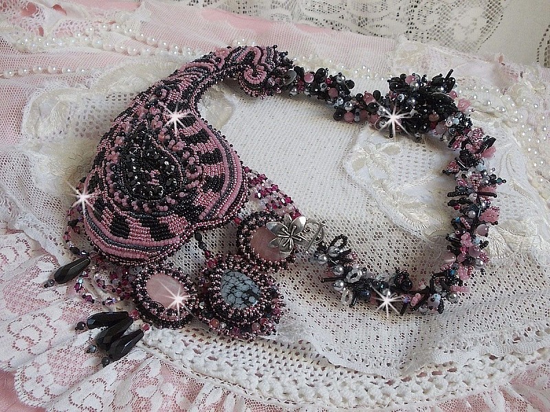 Plastrron Ville d'un Soir Noir et Rose, un reflet de lumi&egrave;re brod&eacute; avec des Quartz et des Cristaux de Swarovski