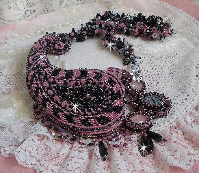 Plastrron Ville d'un Soir Noir et Rose, un reflet de lumi&egrave;re brod&eacute; avec des Quartz et des Cristaux de Swarovski