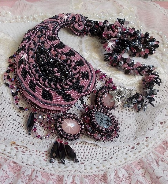 Plastrron Ville d'un Soir Noir et Rose, un reflet de lumi&egrave;re brod&eacute; avec des Quartz et des Cristaux de Swarovski