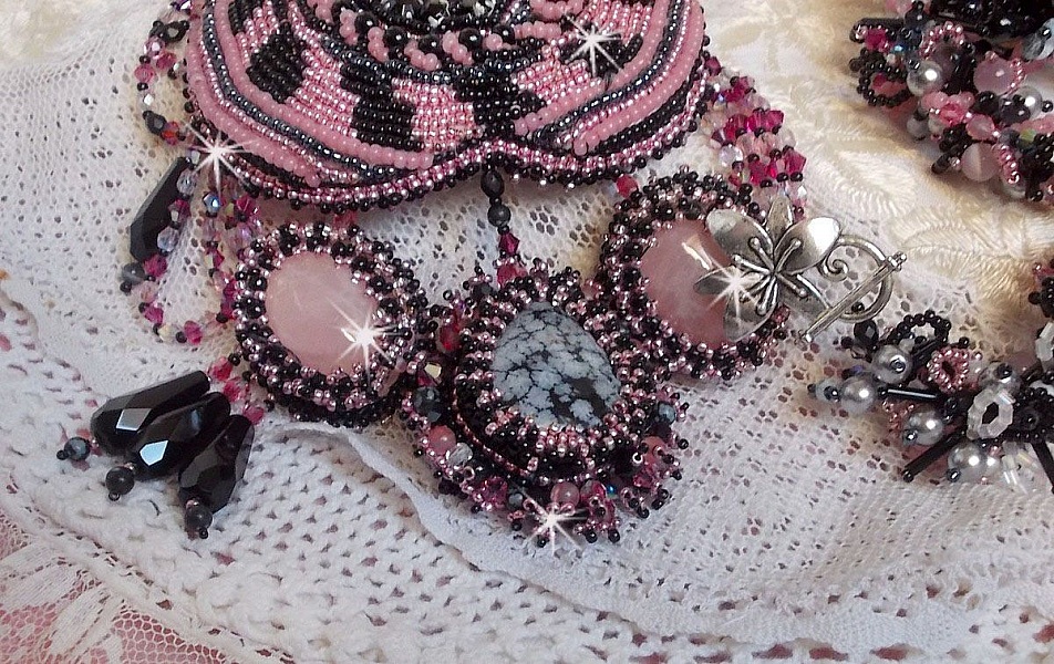 Plastrron Ville d'un Soir Noir et Rose, un reflet de lumi&egrave;re brod&eacute; avec des Quartz et des Cristaux de Swarovski