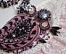 Plastrron Ville d'un Soir Noir et Rose, un reflet de lumi&egrave;re brod&eacute; avec des Quartz et des Cristaux de Swarovski