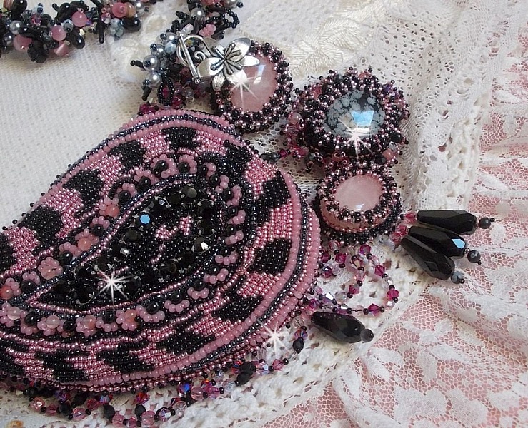 Plastrron Ville d'un Soir Noir et Rose, un reflet de lumi&egrave;re brod&eacute; avec des Quartz et des Cristaux de Swarovski