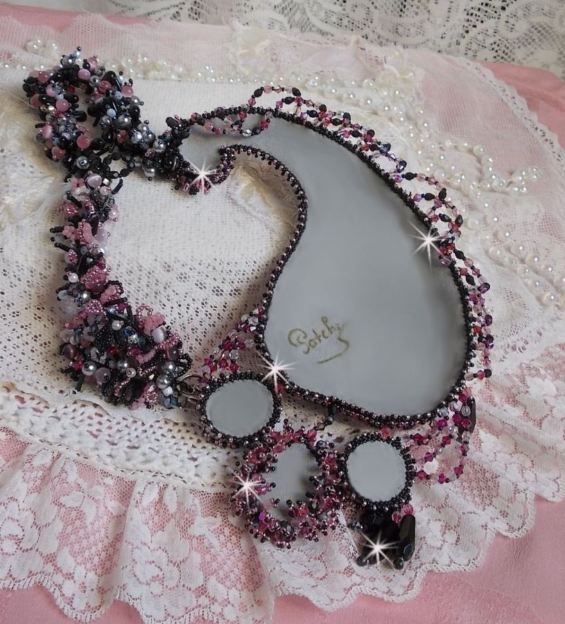 Plastrron Ville d'un Soir Noir et Rose, un reflet de lumi&egrave;re brod&eacute; avec des Quartz et des Cristaux de Swarovski