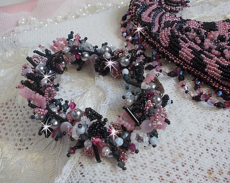 Plastrron Ville d'un Soir Noir et Rose, un reflet de lumi&egrave;re brod&eacute; avec des Quartz et des Cristaux de Swarovski