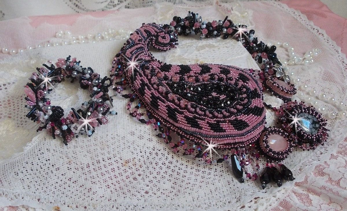 Plastrron Ville d'un Soir Noir et Rose, un reflet de lumi&egrave;re brod&eacute; avec des Quartz et des Cristaux de Swarovski