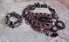Plastrron Ville d'un Soir Noir et Rose, un reflet de lumi&egrave;re brod&eacute; avec des Quartz et des Cristaux de Swarovski