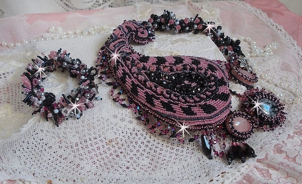 Plastrron Ville d'un Soir Noir et Rose, un reflet de lumi&egrave;re brod&eacute; avec des Quartz et des Cristaux de Swarovski