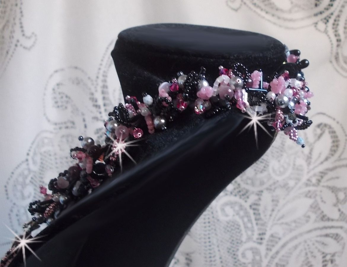 Plastrron Ville d'un Soir Noir et Rose, un reflet de lumi&egrave;re brod&eacute; avec des Quartz et des Cristaux de Swarovski