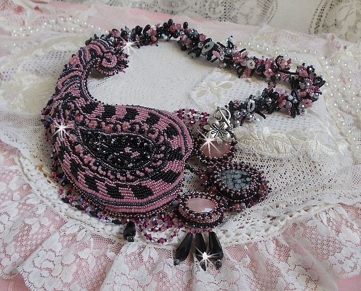 Plastrron Ville d'un Soir Noir et Rose, un reflet de lumi&egrave;re brod&eacute; avec des Quartz et des Cristaux de Swarovski