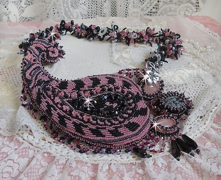 Plastrron Ville d'un Soir Noir et Rose, un reflet de lumi&egrave;re brod&eacute; avec des Quartz et des Cristaux de Swarovski