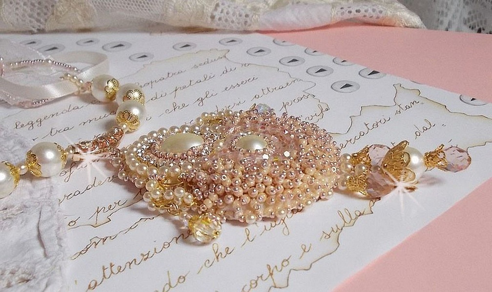 Collier Poudre de Riz brod&eacute; avec des Cristaux de Swarovski , des accessoires en Plaqu&eacute; Or, des perles nacr&eacute;es et des rocailles