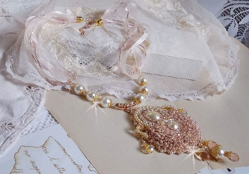 Collier Poudre de Riz brod&eacute; avec des Cristaux de Swarovski , des accessoires en Plaqu&eacute; Or, des perles nacr&eacute;es et des rocailles