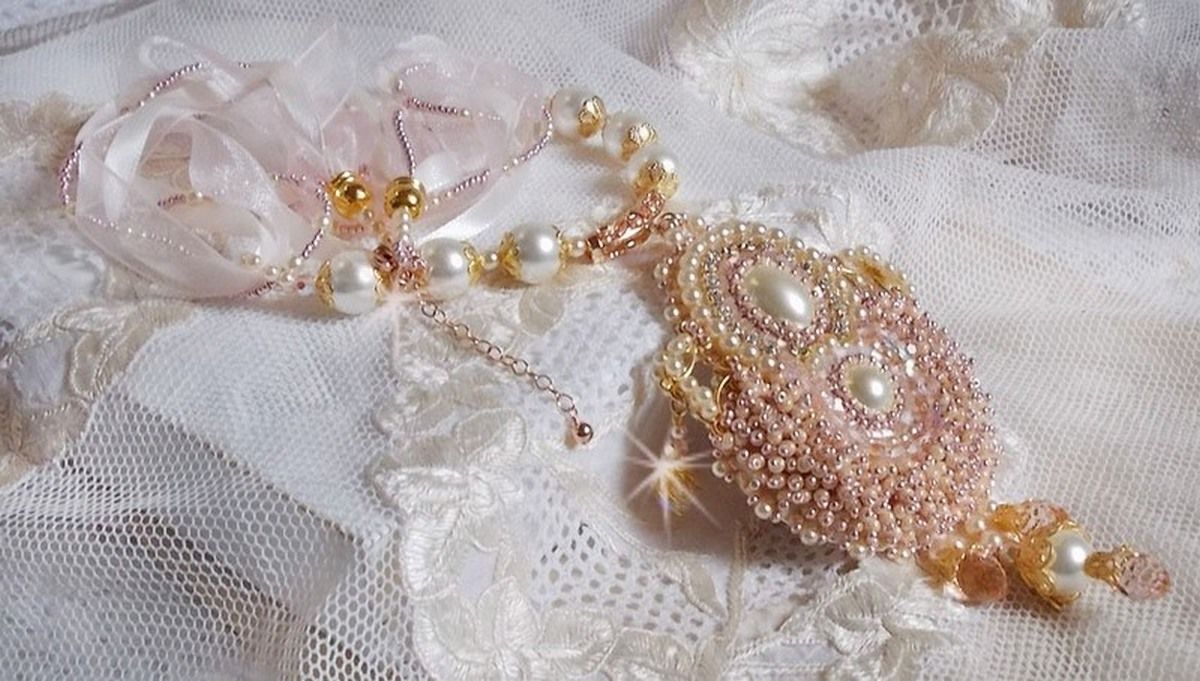 Collier Poudre de Riz brod&eacute; avec des Cristaux de Swarovski , des accessoires en Plaqu&eacute; Or, des perles nacr&eacute;es et des rocailles