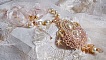 Collier Poudre de Riz brod&eacute; avec des Cristaux de Swarovski , des accessoires en Plaqu&eacute; Or, des perles nacr&eacute;es et des rocailles