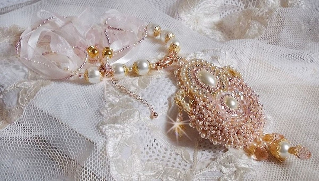 Collier Poudre de Riz brod&eacute; avec des Cristaux de Swarovski , des accessoires en Plaqu&eacute; Or, des perles nacr&eacute;es et des rocailles