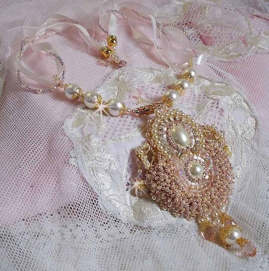 Collier Poudre de Riz brod&eacute; avec des Cristaux de Swarovski , des accessoires en Plaqu&eacute; Or, des perles nacr&eacute;es et des rocailles