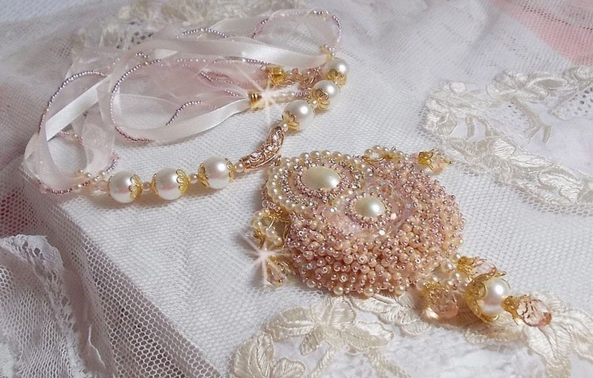 Collier Poudre de Riz brod&eacute; avec des Cristaux de Swarovski , des accessoires en Plaqu&eacute; Or, des perles nacr&eacute;es et des rocailles