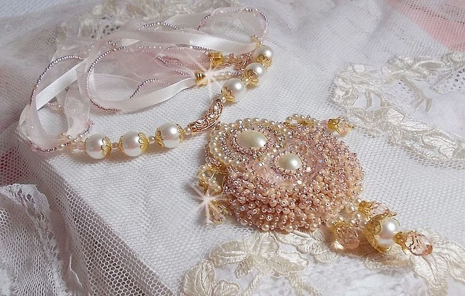 Collier Poudre de Riz brod&eacute; avec des Cristaux de Swarovski , des accessoires en Plaqu&eacute; Or, des perles nacr&eacute;es et des rocailles