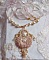 Collier Poudre de Riz brod&eacute; avec des Cristaux de Swarovski , des accessoires en Plaqu&eacute; Or, des perles nacr&eacute;es et des rocailles