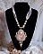 Collier Poudre de Riz brod&eacute; avec des Cristaux de Swarovski , des accessoires en Plaqu&eacute; Or, des perles nacr&eacute;es et des rocailles