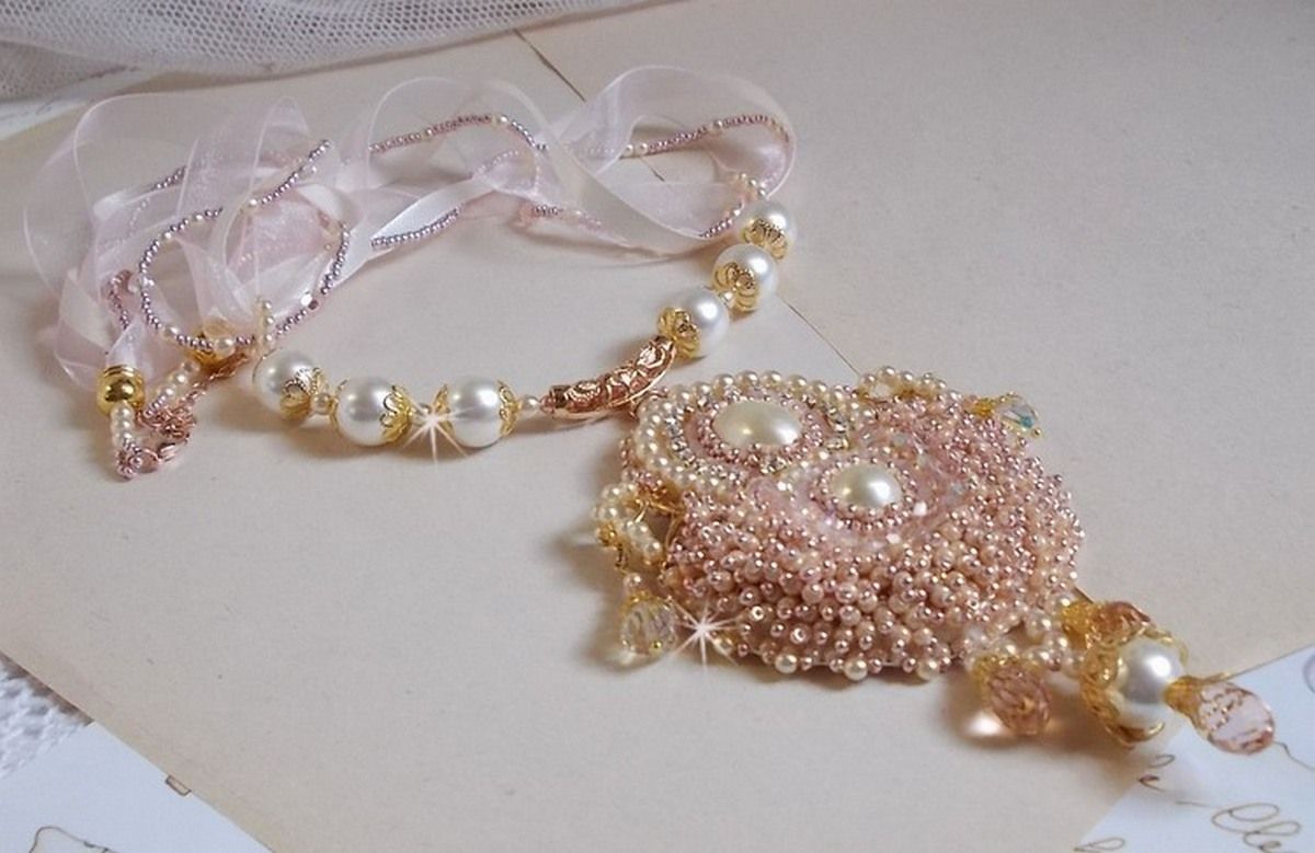 Collier Poudre de Riz brod&eacute; avec des Cristaux de Swarovski , des accessoires en Plaqu&eacute; Or, des perles nacr&eacute;es et des rocailles