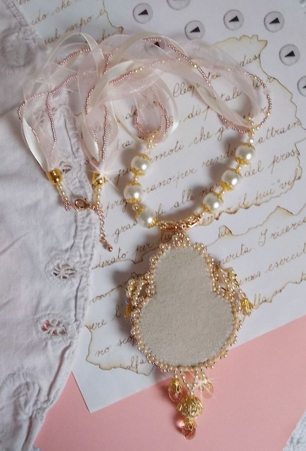 Collier Poudre de Riz brod&eacute; avec des Cristaux de Swarovski , des accessoires en Plaqu&eacute; Or, des perles nacr&eacute;es et des rocailles