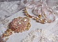 Collier Poudre de Riz brod&eacute; avec des Cristaux de Swarovski , des accessoires en Plaqu&eacute; Or, des perles nacr&eacute;es et des rocailles