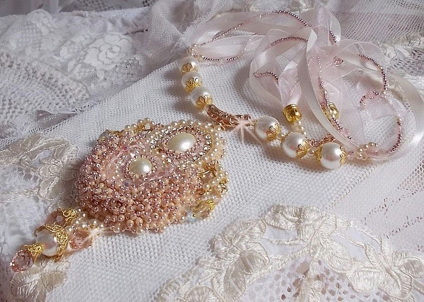 Collier Poudre de Riz brod&eacute; avec des Cristaux de Swarovski , des accessoires en Plaqu&eacute; Or, des perles nacr&eacute;es et des rocailles