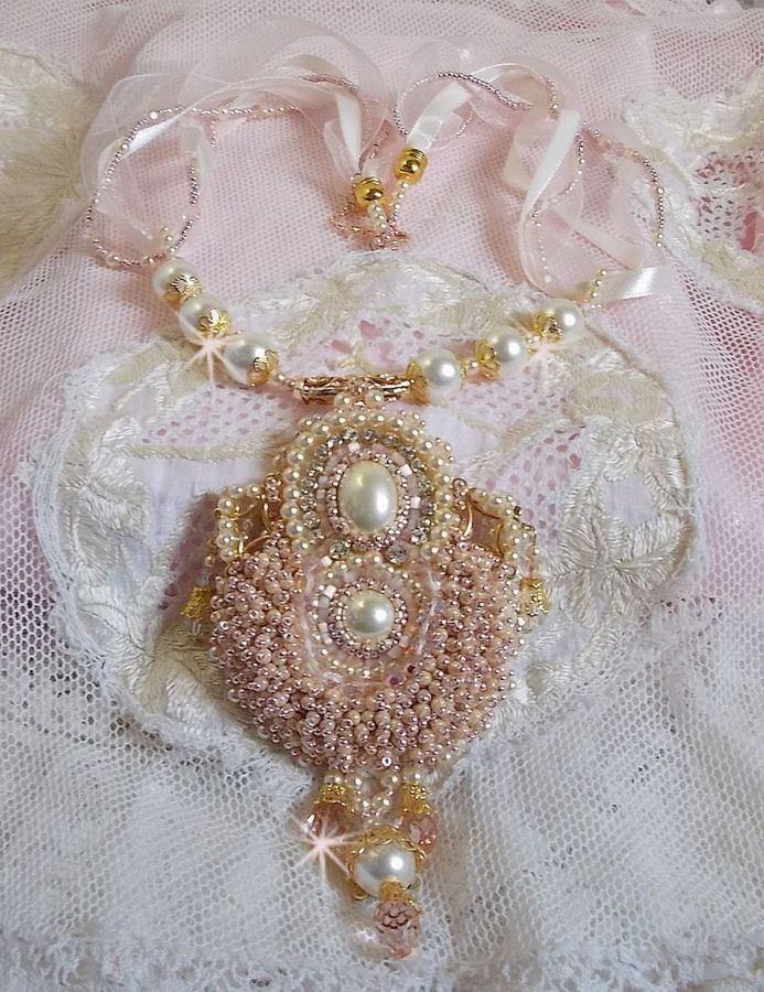 Collier Poudre de Riz brod&eacute; avec des Cristaux de Swarovski , des accessoires en Plaqu&eacute; Or, des perles nacr&eacute;es et des rocailles