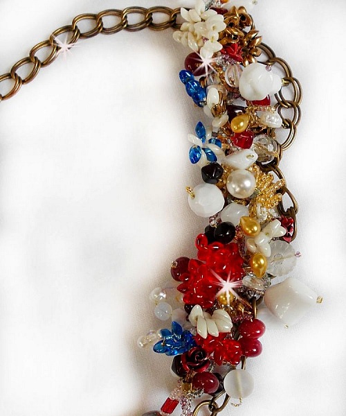 Collier Printemps Color&eacute; avec des cristaux de Swarovski, et des perles diverses