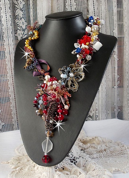Collier Printemps Color&eacute; avec des cristaux de Swarovski, et des perles diverses