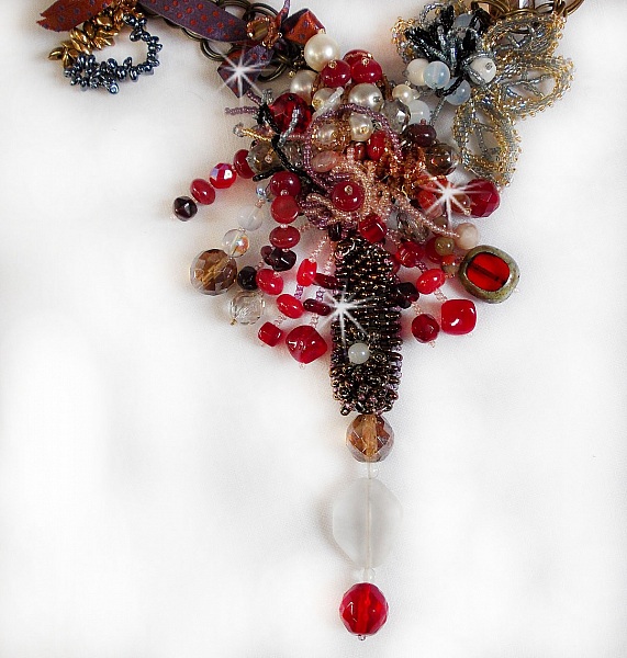 Collier Printemps Color&eacute; avec des cristaux de Swarovski, et des perles diverses