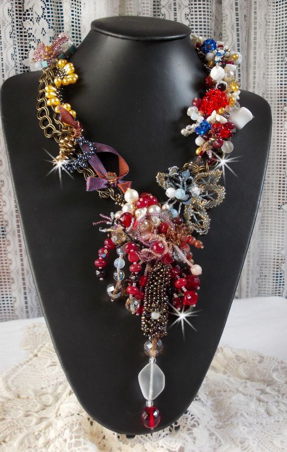 Collier Printemps Color&eacute; avec des cristaux de Swarovski, et des perles diverses
