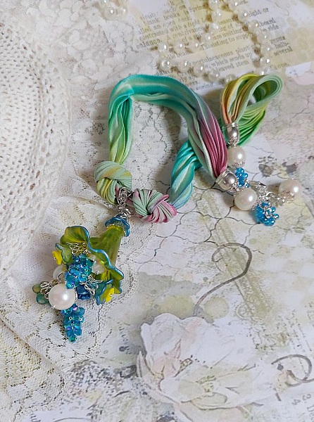 Collier fleurs acryliques, ruban soie et perles Cristal Swarovski.