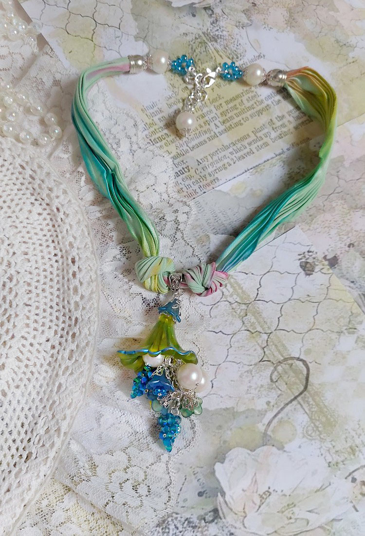 Collier artisanal avec fleurs acryliques, ruban soie et perles Swarovski.