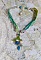 Collier artisanal avec fleurs acryliques, ruban soie et perles Swarovski.