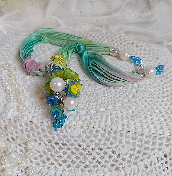 Collier artisanal en ruban de soie, fleurs acryliques et perles.