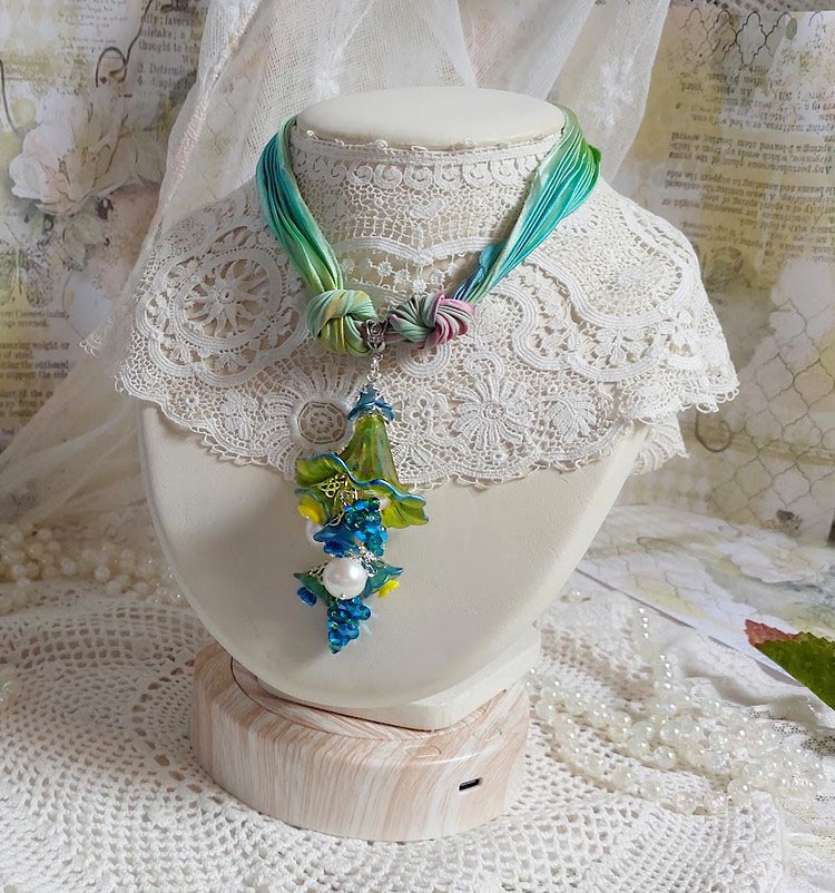 Collier artisanal fleurs acryliques, ruban de soie et perles Swarovski.