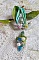 Collier artisanal avec fleurs acryliques, ruban soie et perles Swarovski.