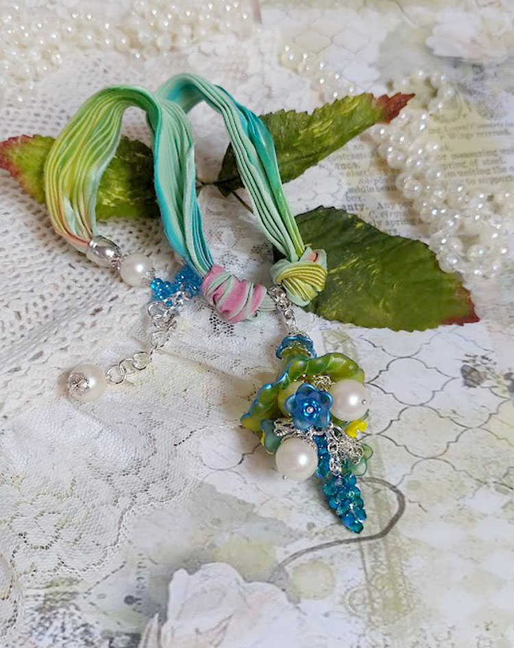 Collier artisanal en ruban, fleurs acryliques et perles Swarovski.