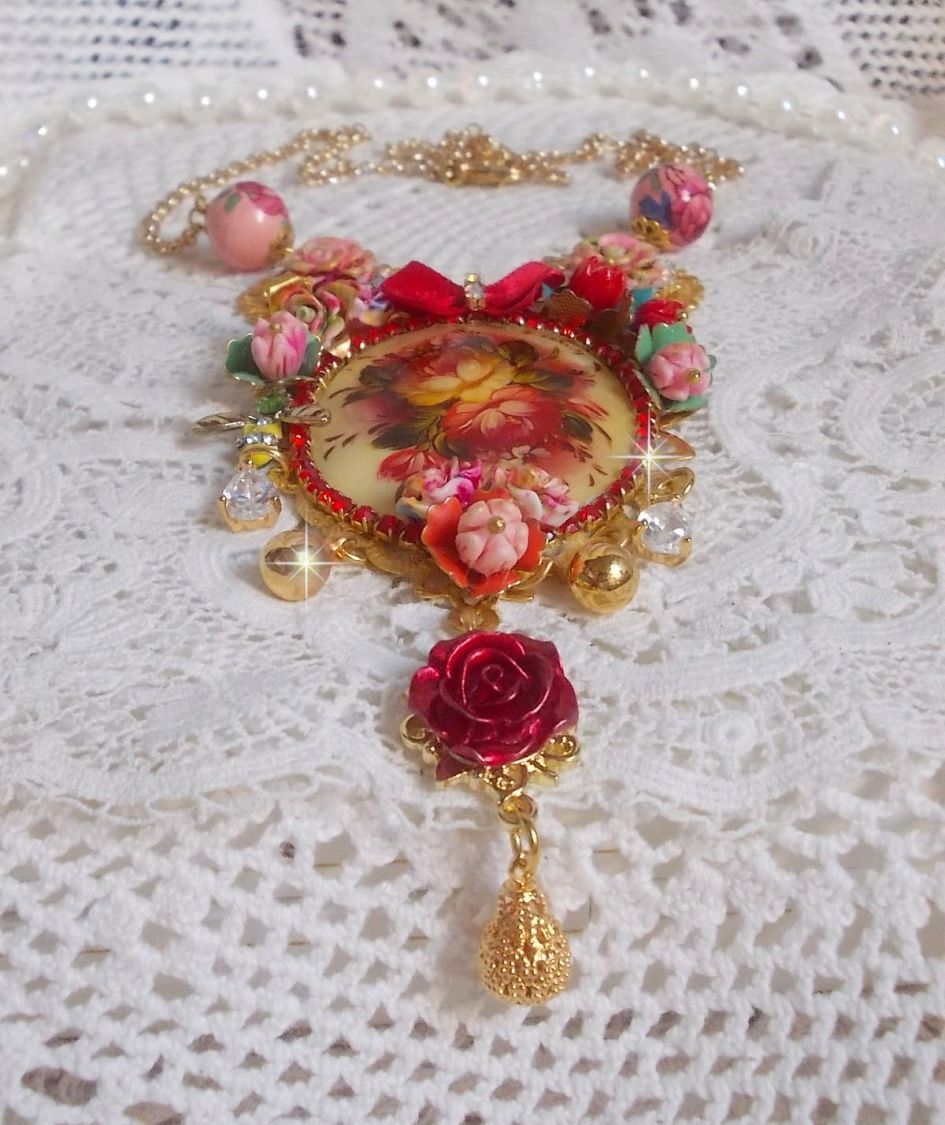 Collier artisanal Roseraie Provençale avec roses et nœud rouge.
