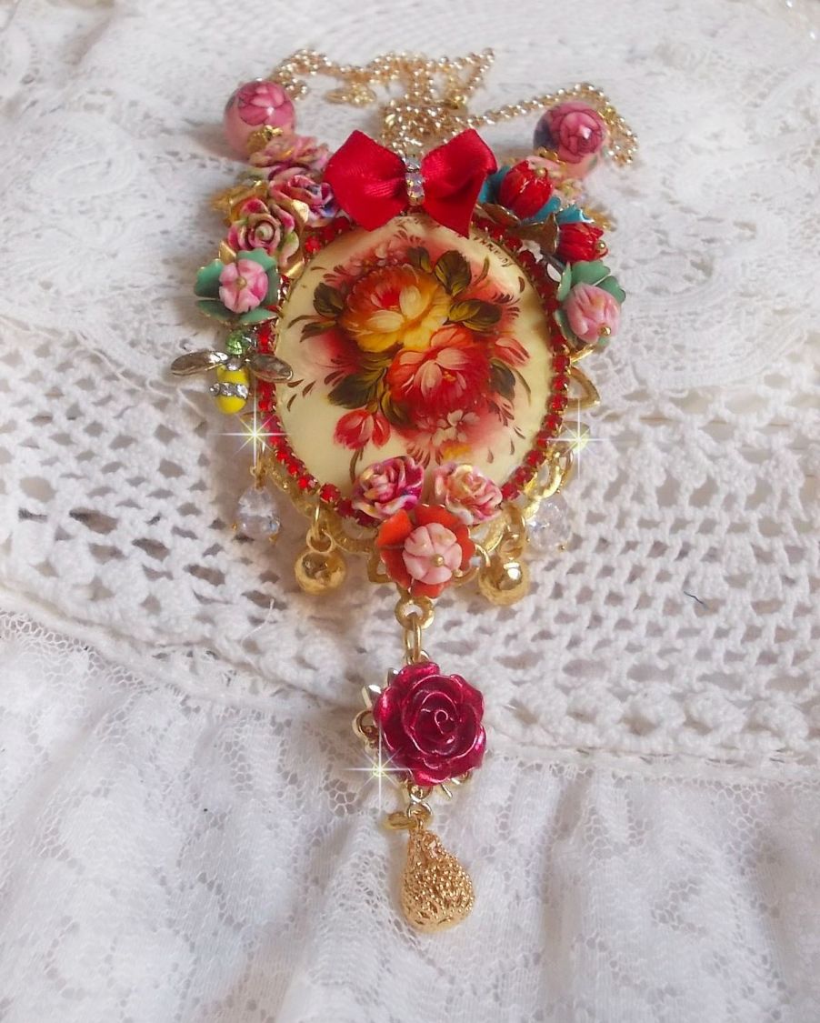 Collier artisanal Roseraie Provençale avec roses et nœud rouge.