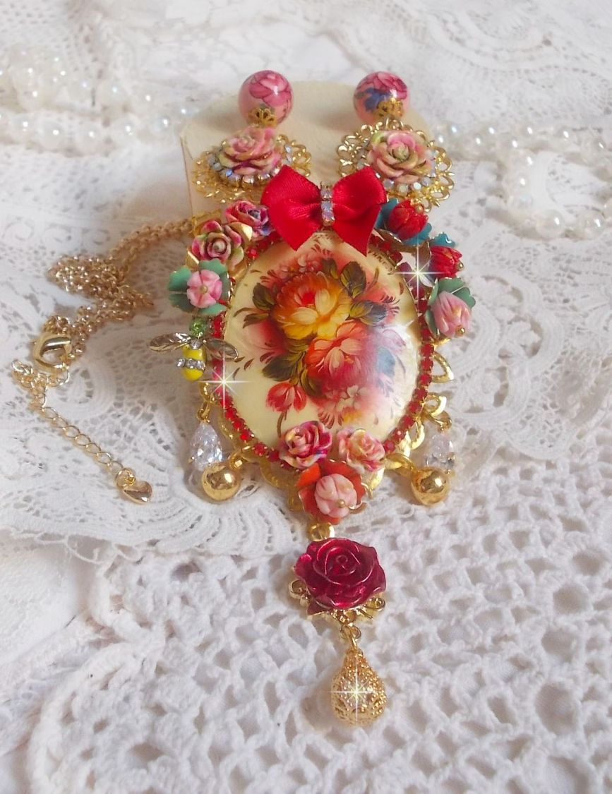 Collier artisanal Roseraie Provençale avec roses et nœud rouge.
